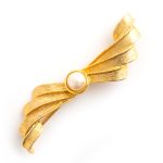 Givenchy Pearl bow brooch