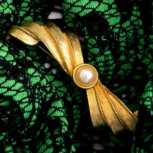 Givenchy Pearl bow brooch - Image 4